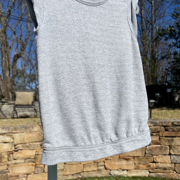 Scoop-neck, Sleeveless Top with Cuffed Hem and Back Zipper - Picture 4 of 15